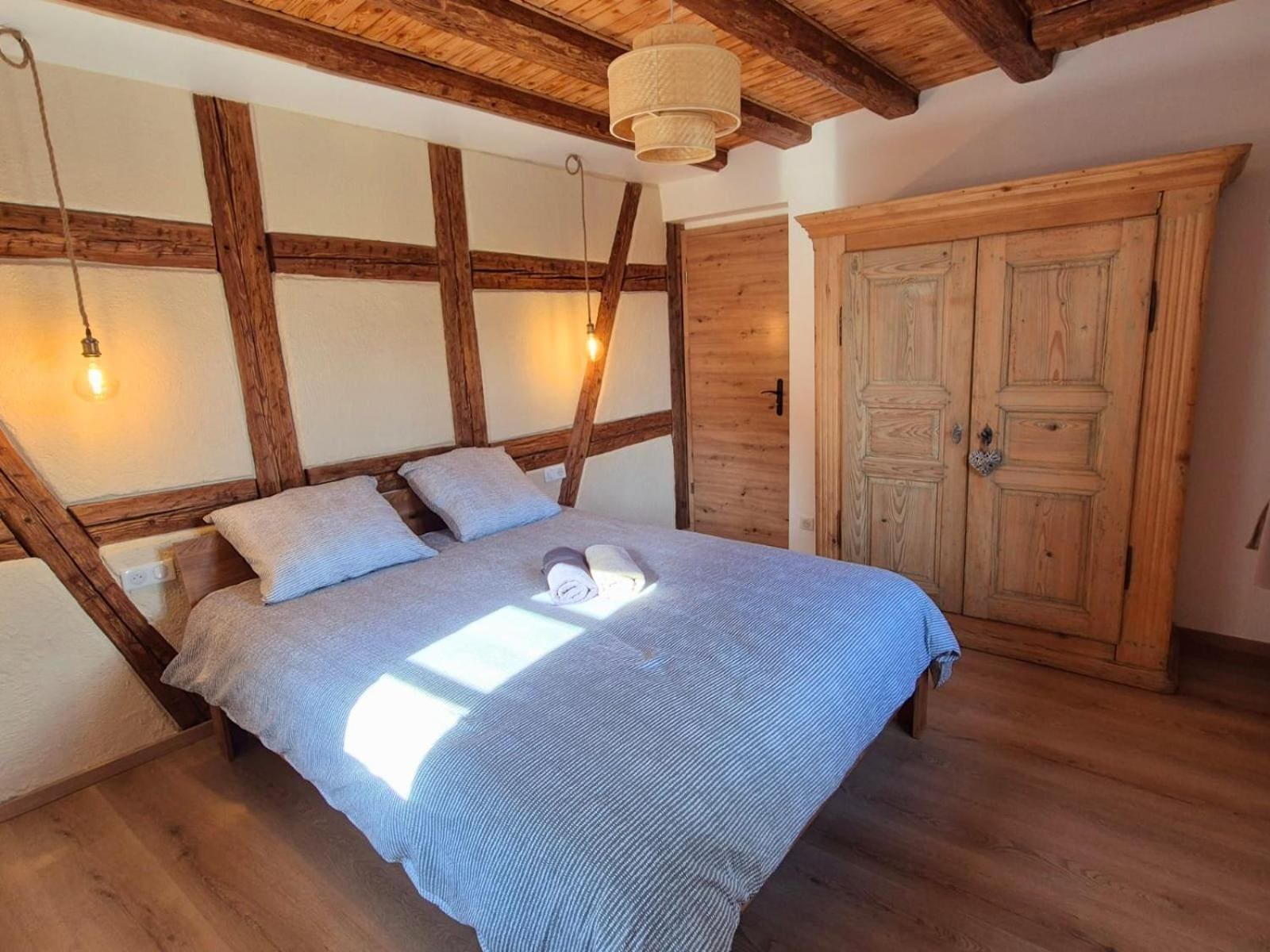Schlafzimmer mit sichtbarem Fachwerk