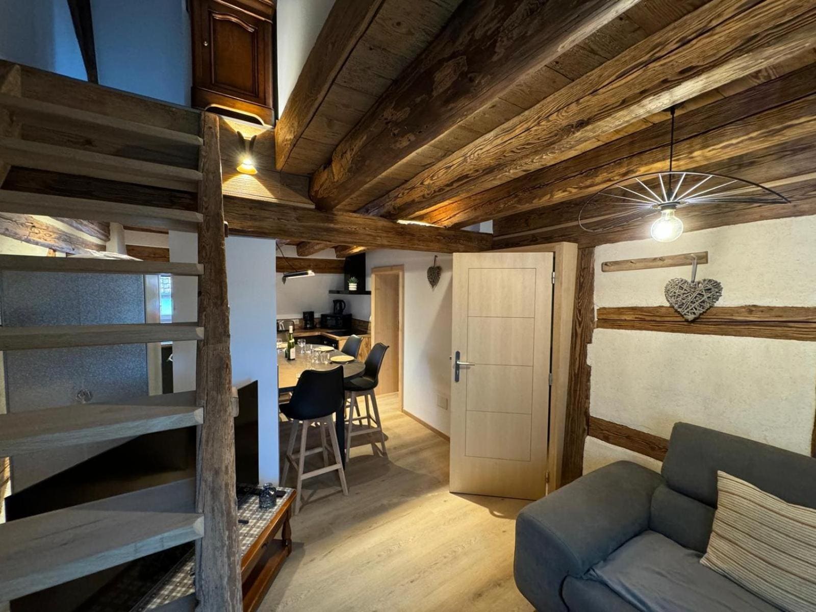 Loft mit Wendeltreppe der Wohnung Grenier de l'Ours