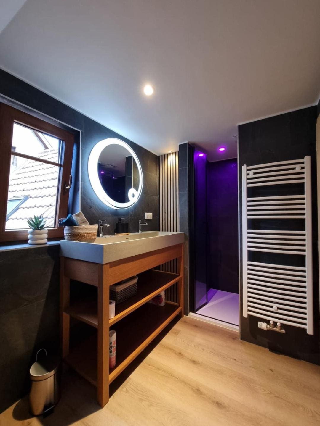 Designer-Badezimmer mit Doppelwaschbecken