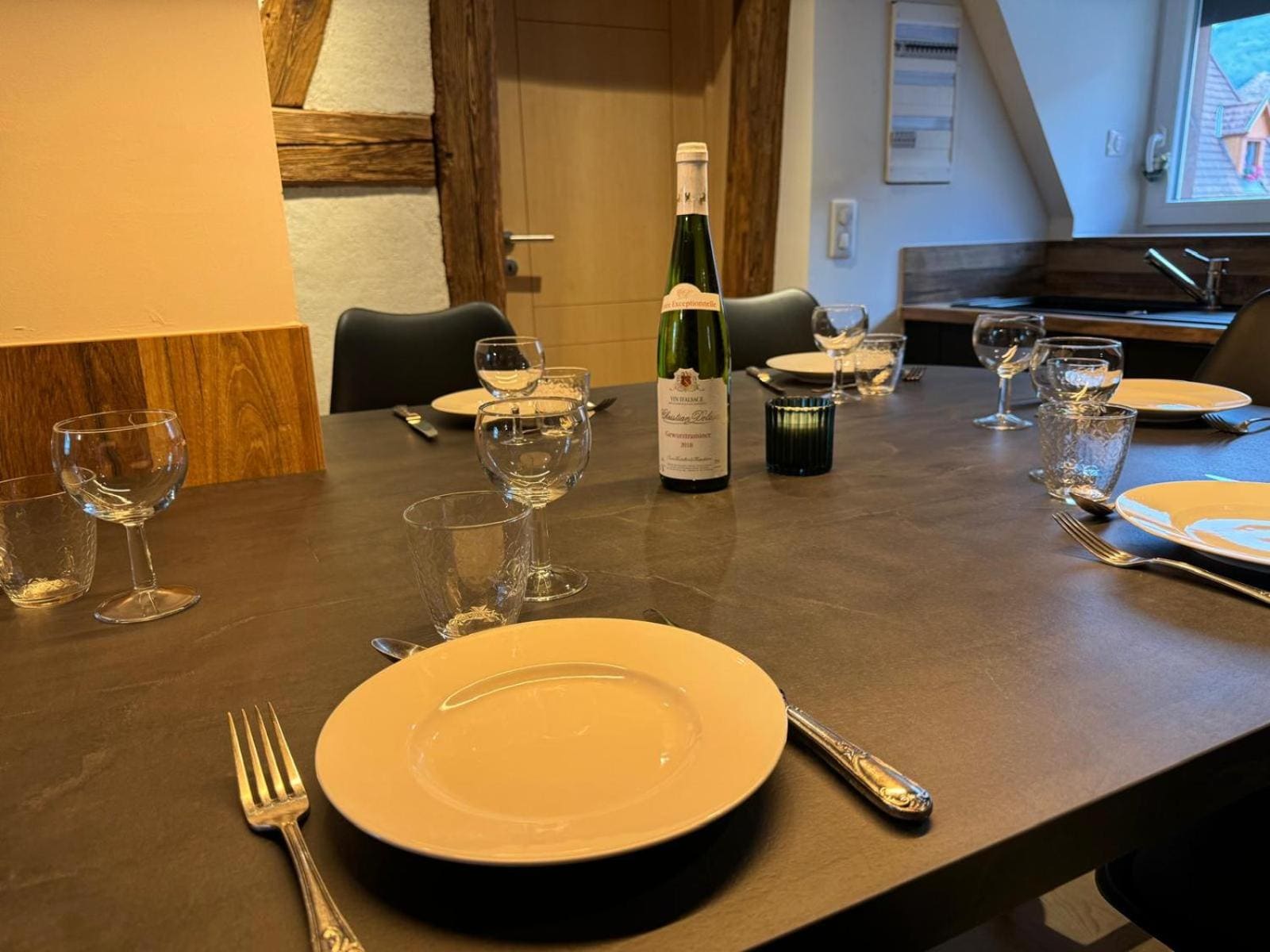 Table dressée avec une bouteille de vin blanc d'Alsace