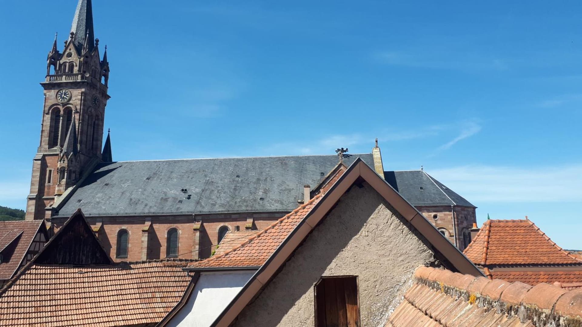 Blick auf Kirche und Dächer von Dambach-la-Ville